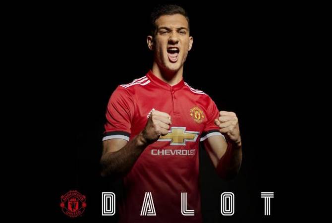 «Манчестер Юнайтед» объявил о трансфере 19-летнего защитника «Порту» Далота

