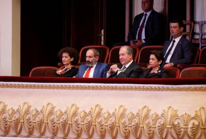 Премьер-министр Армении с супругой принял участие в церемонии открытия 14-го 
международного конкурса имени Арама Хачатуряна

