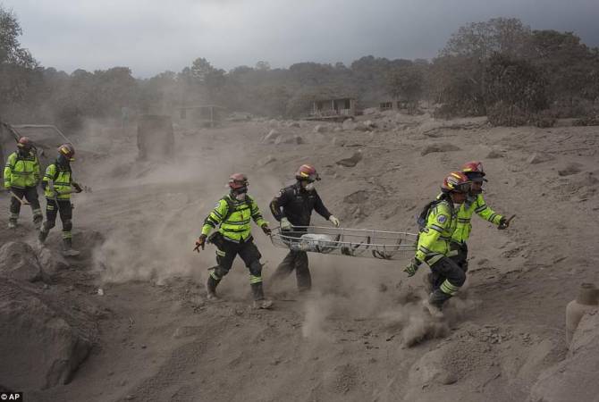  Спасательные работы в районе вулкана Фуэго в Гватемале приостановлены из-за схода 
лавы 