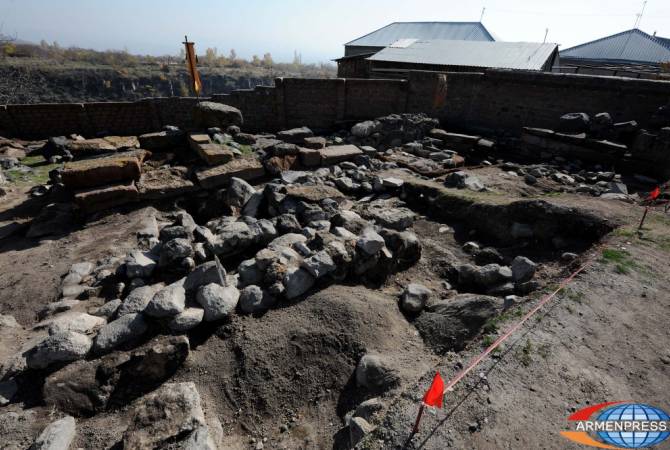 Археологи нашли при раскопках в Ахцке уникальную надгробную плиту и  дворцовую постройку