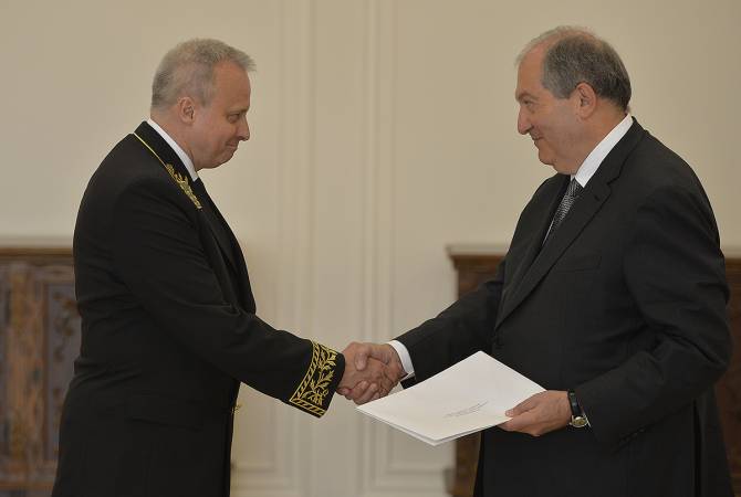 Президент Армении принял верительные грамоты новоназначенного Чрезвычайного и 
полномочного посла России

