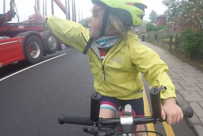  Малышка на велосипеде поблагодарила водителя грузовика жестом и стала звездой 