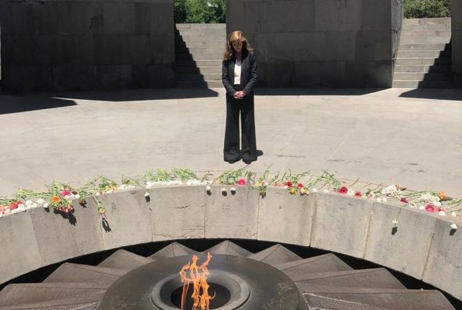 سفيرة الولايات المتحدة السابقة بالأمم المتحدة سامانثا باور تزور النصب التذكاري للإبادة الأرمنية-
تسيتسرناكابيرت بيريفان -شكراً لauroraprize ولمتحف الإبادة الأرمنية لعملهما بإحياء ذكرى 1.5 مليون 
أرمني قتلوا في الإبادة الأرمنية-