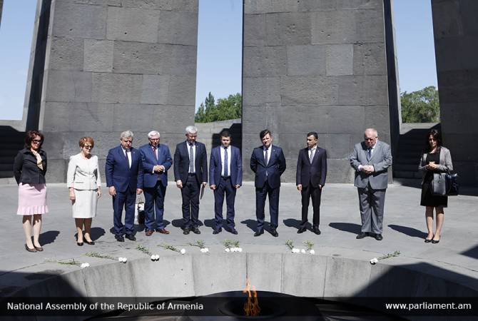وفد مجموعة الصداقة البرلمانية البولندية-الأرمينية ببرلمان بولندا يزور النصب التذكارى للإبادة الجماعية 
الأرمنية- تيسترناكابيرت بيريفان