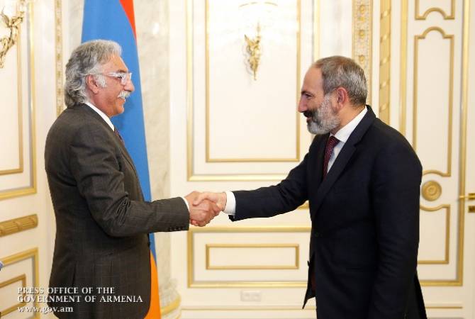 رئيس وزراء أرمينيا نيكول باشينيان يستقبل مؤسس مركز تومو للتقنيات الإبداعية سام سيمونيان