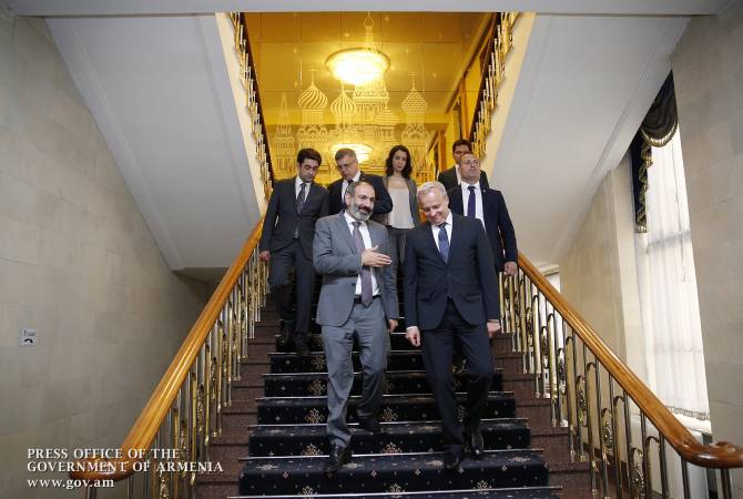 Премьер-министр Армении Никол Пашинян посетил посольство РФ и поздравил 
руководство РФ с Днем России