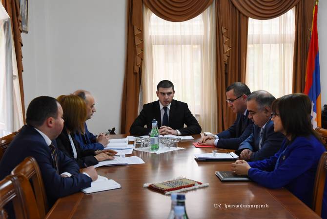 Государственный министр Арцаха обсудил программу налоговых реформ с ответственными лицами сферы