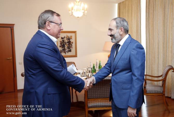 Никол Пашинян встретился с председателем Совета Банка ВТБ Андреем Костиным 