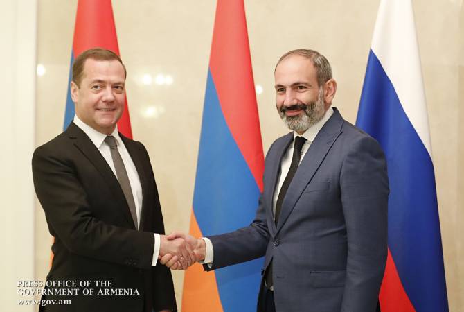 رئيس وزراء أرمينيا نيكول باشينيان يلتقي بموسكو رئيس وزراء روسيا ديميتري ميدفيديف وبحث تعميق 
التعاون بين البلدين