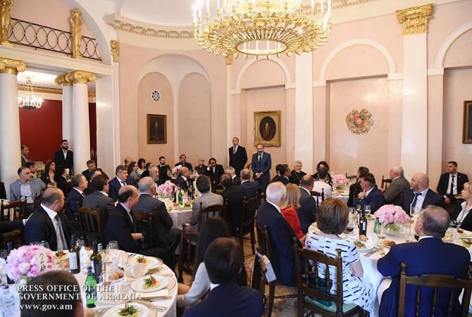 رئيس وزراء أرمينيا نيكول باشينيان يجري مأدبة عشاء مع ممثلي المجتمع الأرمني ورجال الأعمال في 
روسيا