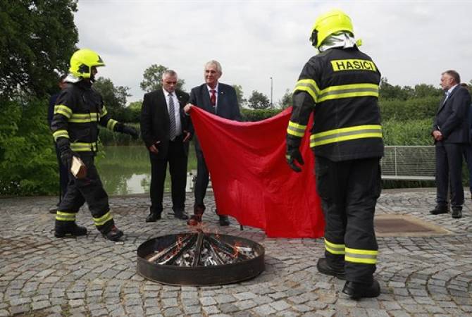 “Time to end era of dirty laundry in politics” - Czech president burns giant underpants from 
2015 incident at press briefing