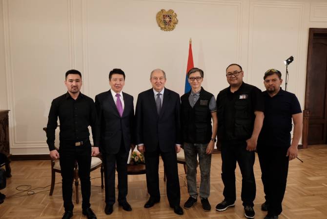 Армен Саркисян дал интервью казахстанской съемочной группе