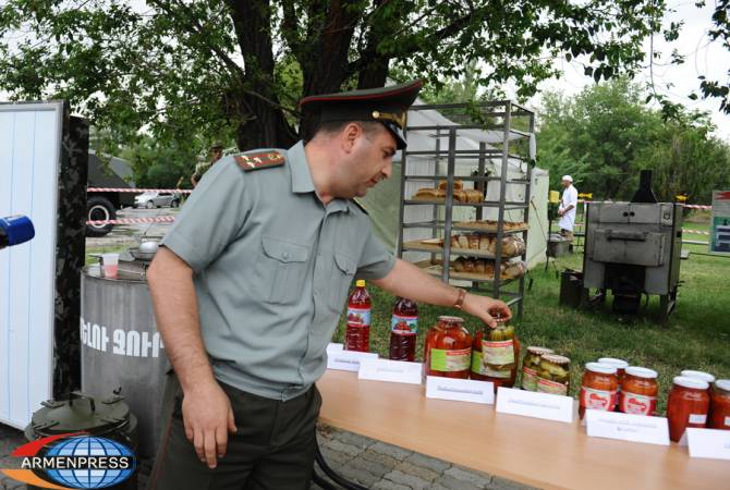 В  парке Победы  были  показаны обмундирование и еда военнослужащих