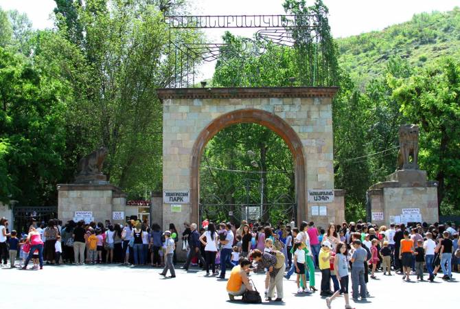 Despite ongoing tuberculosis-zoonosis probe, Yerevan Zoo wants to help animals found at 
arrested MP's decadent private zoo in Ejmiatsin 