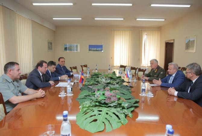 Министр обороны Армении обсудил с послом РФ пути дальнейшего развития армяно-
российского стратегического партнерства

