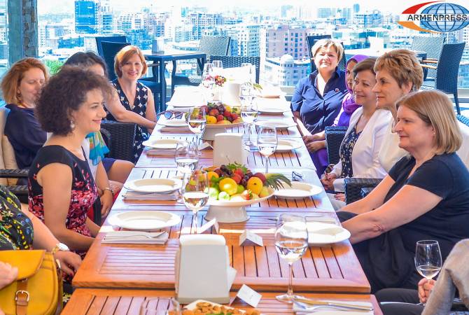 زوجة رئيس الوزراء السيدة آنا هاكوبيان تستضيف زوجات السفراء والسفيرات المعتمدات بأرمينيا 
على مأدبة وتقدّم نبذة عن مشاريعها -صور-