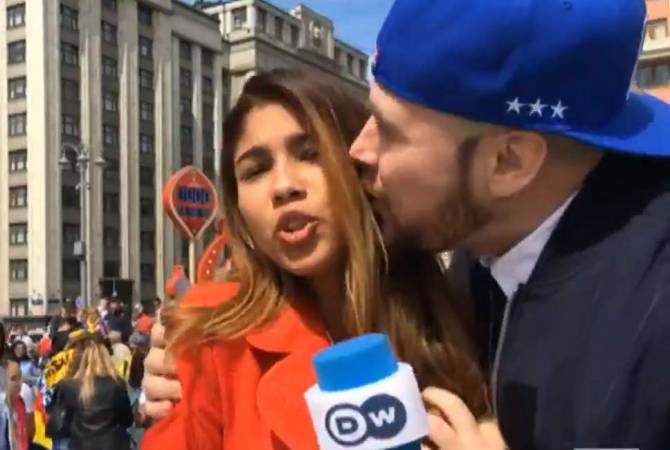 Журналистка пережила случайный поцелуй в прямом эфире и не растерялась