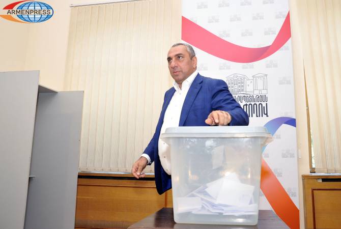 Самвел Алексанян голосовал за лишение Манвела Григоряна депутатского иммунитета