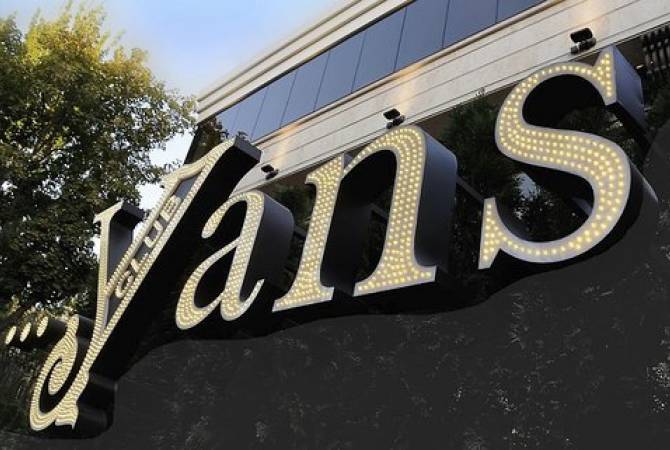 Обыски в ресторанном комплексе «Янс»: изъяты пистолеты и более миллиона долларов