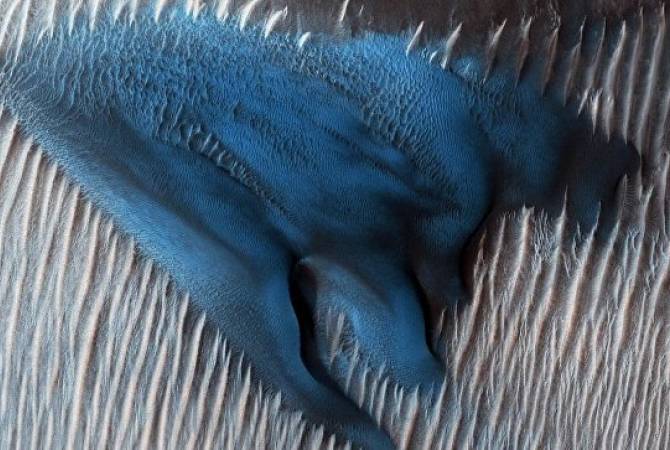 NASA показало голубые дюны на Марсе