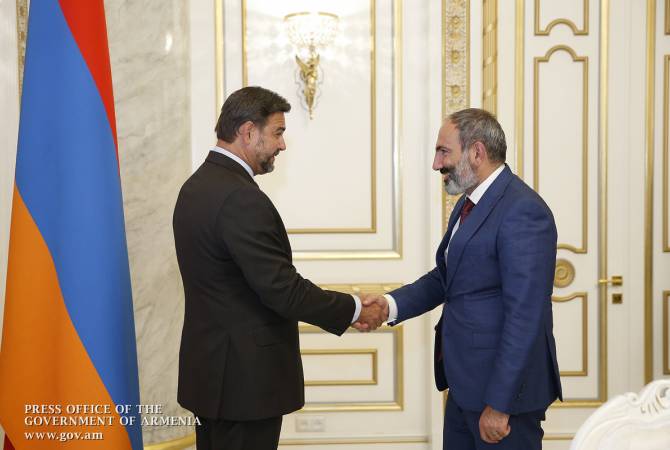 Никол Пашинян принял посла Чешской Республики в Армении

