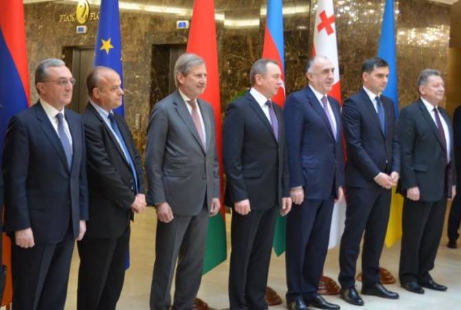Armenian FM Zohrab Mnatsakanyan has first casual meeting with Azerbaijani counterpart 