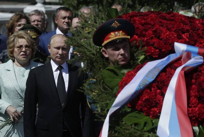 Путин возложил венок к Могиле Неизвестного Солдата у стен Кремля