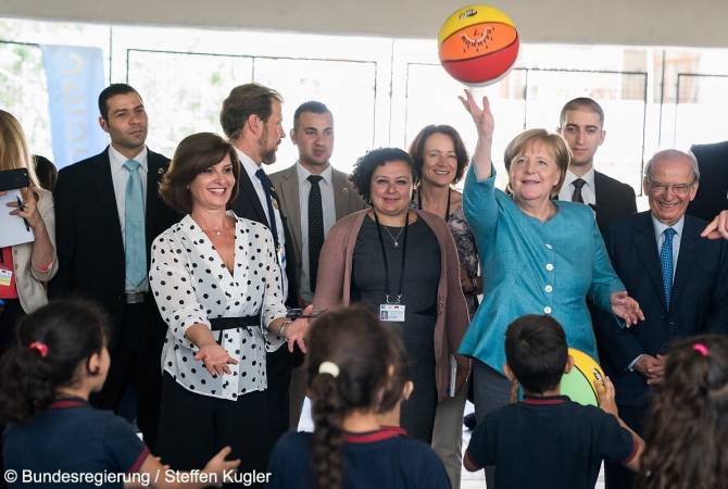 Меркель сыграла в мяч с сирийскими беженцами