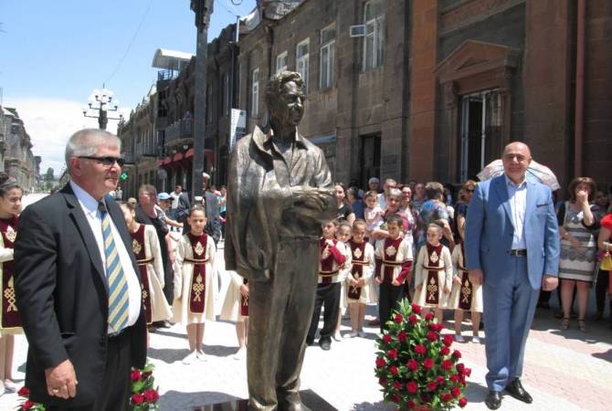 Statue of Kirk Kerkorian unveiled in Gyumri, Armenia 
