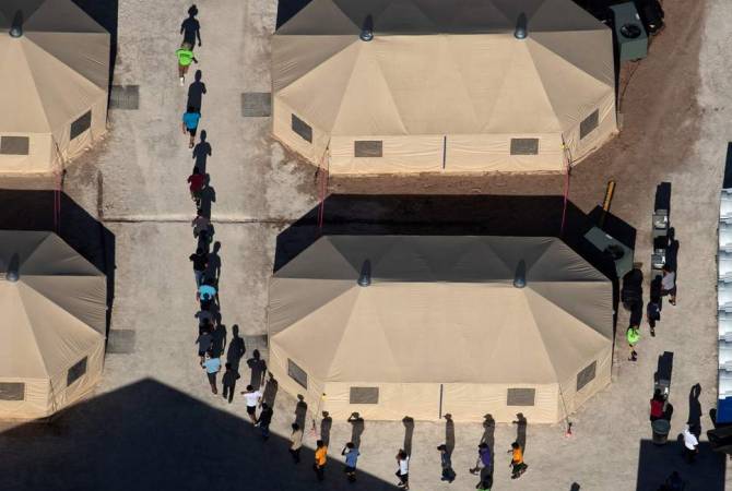 Пентагон построит временные лагеря для размещения мигрантов на двух военных базах 
США