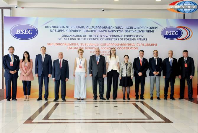 انطلاق أعمال مجلس وزراء الخارجية للتعاون الاقتصادي بمنطقة البحر الأسود في يريفان بحضور ممثلين 
عن الدول الأعضاء ال12 -صور-