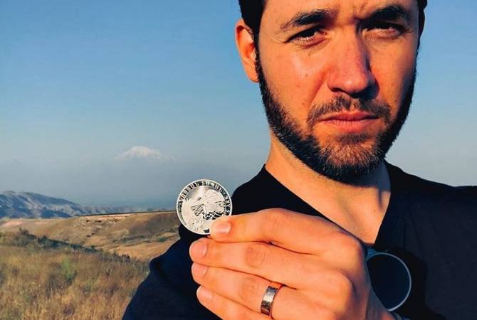  Алексиса Оганяна воодушевляют воспитанники центра “Тумо”, и он никогда не расстается 
с армянской серебряной монетой 