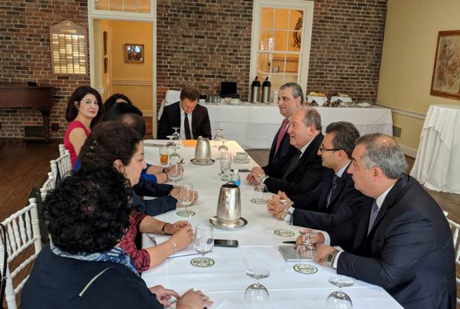 Президент Армении встречу с работающими в ВБ и МВФ армянами

