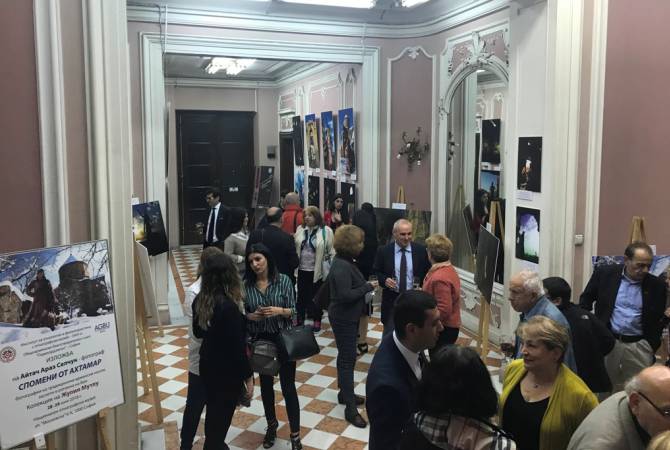 افتتاح معرض صور للفساتين الوطنية الأرمنية «ذكريات من أختامار» للفنانة الأرمنية من تركيا جوليا موتلو  
بمتحف الإثنوغرافيا بصوفيا، بلغاريا