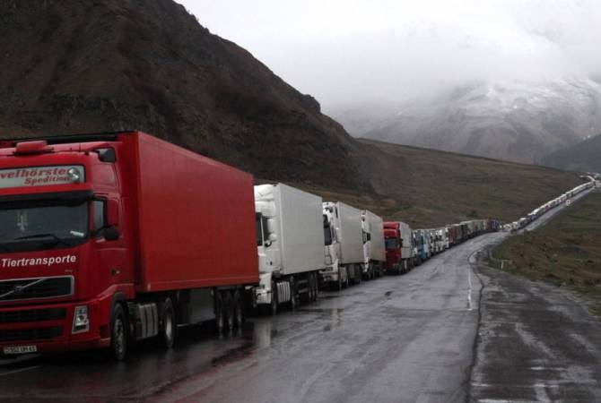 На КПП в Ларсе скопились армянские грузовики: Министерство транспорта Армении ведет 
переговоры с грузинскими и российскими коллегами