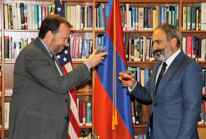 رئيس الوزراء نيكول باشينيان يزور السفارة الأمريكية بأرمينيا ويهنأ عيد استقلال الولايات المتحدة