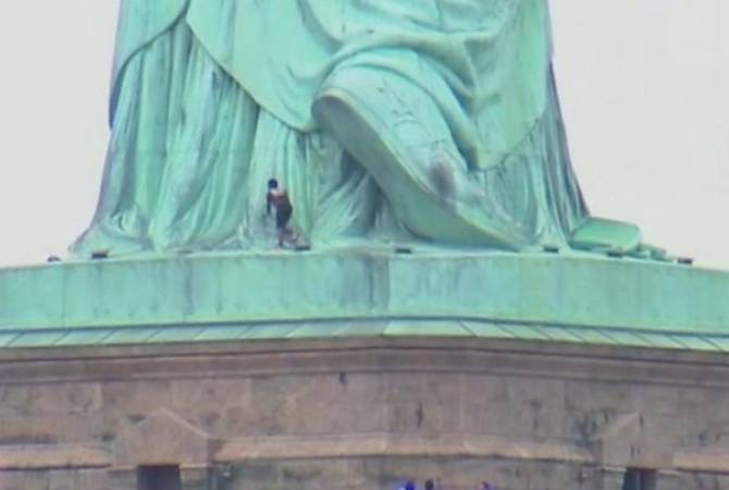 New York Statue of Liberty climber detained