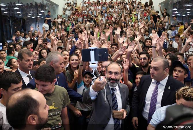 رئيس وزراء أرمينيا نيكول باشينيان يزور مركز «تومو» للتكنولوجيات الإبداعية ويلبي طلب أحد الطلاب- 
فيديو-