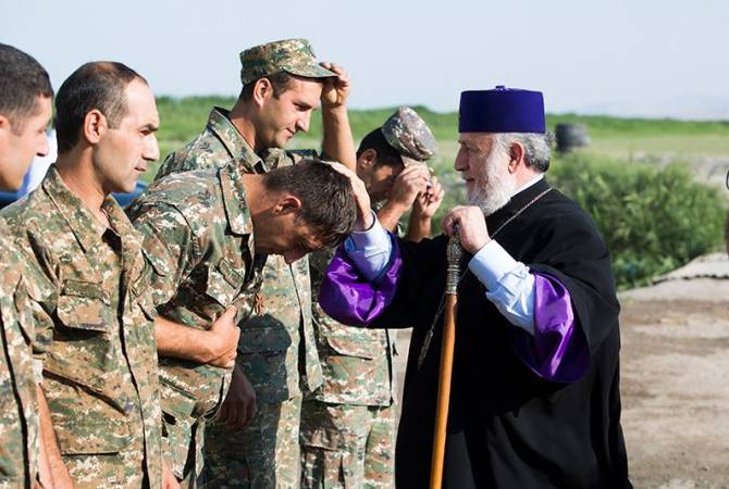 Գարեգին Բ կաթողիկոսը հայ-ադրբեջանական սահմանին ծառայող դիրքապահներին 
խաչեր ու Աստվածաշունչ մատյաններ է ընծայել