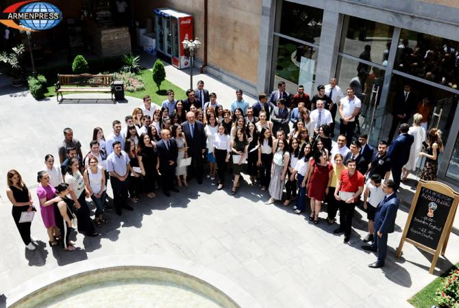 President takes part in Youth Forum, hails “Young Armenia”