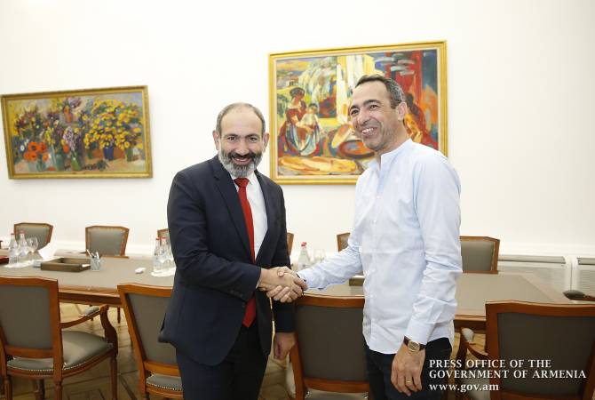 Prime Minister Nikol Pashinyan holds meeting with Youri Djorkaeff to discuss development of 
Armenian football 