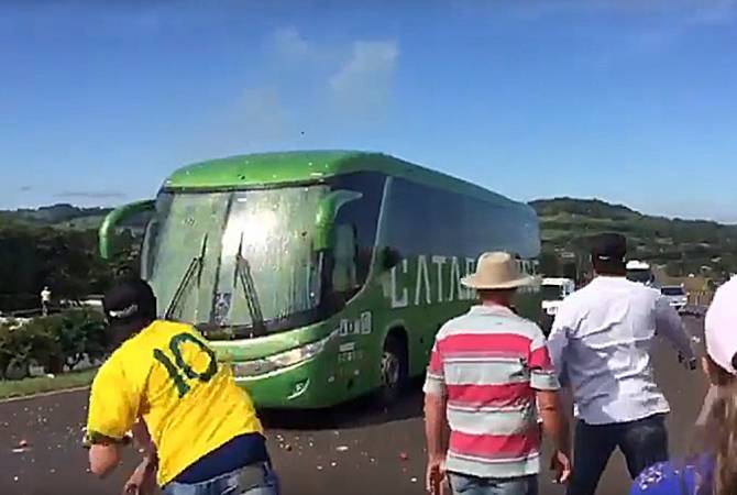 Автобус сборной Бразилии забросали яйцами после возвращения с ЧМ-2018

