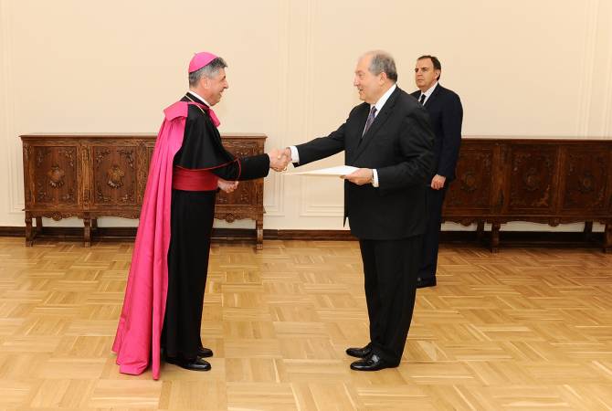 New ambassador of Pope Francis presents credentials to Armenian president 