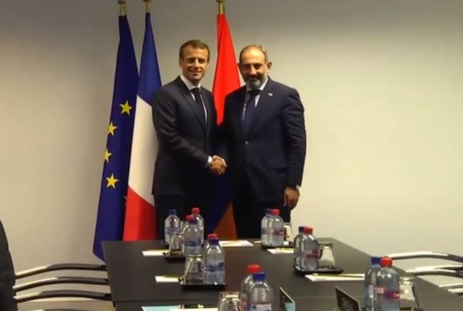 رئيس وزراء أرمينيا نيكول باشينيان يلتقي رئيس فرنسا إيمانويل ماكرون بمقر الناتو ويهنئه بوصول فرنسا 
لنهائي كأس العالم لكرة القدم 2018-فيديو-