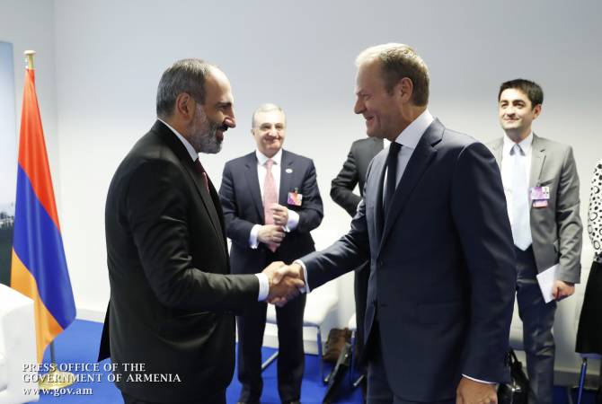 رئيس الوزراء نيكول باشينيان يلتقي رئيس المجلس الأوروبي دونالد توسك بمقر حلف الناتو ببروكسل 
والأخير يقول-كنت دائماً صديقاً لأرمينيا. كان ما حدث بأرمينيا فريد، كان أوروبياً جداً-