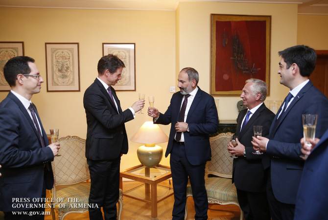 PM Pashinyan visits French Embassy to congratulate on national day of France