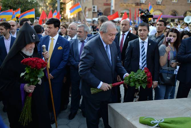 رئيس الجمهورية أرمين سركيسيان يحضر حفل تنصيب تمثال مؤسس جمهورية أرمينيا الأولى-1918 آرام 
مانوكيان بوسط العاصمة يريفان- صور-