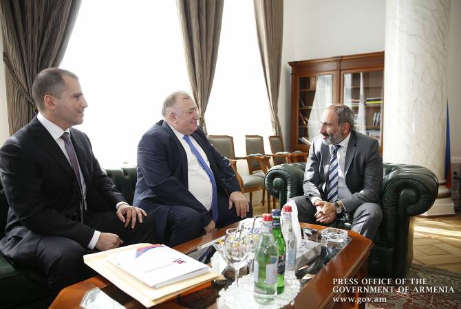 Премьер-министр Армении принял знаменитого пловца Шаварша Карапетяна

