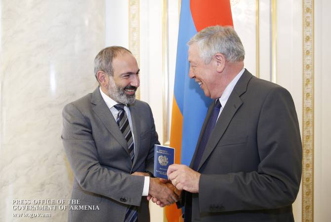 رئيس الوزراء ن.باشينيان يمنح رئيس مجموعة الصداقة بين فرنسا وآرتساخ ف. روشبلوين الجنسية 
الأرمينية