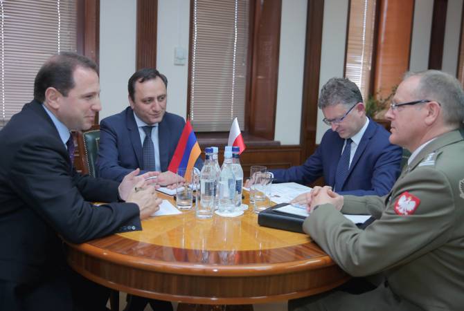Министр обороны Армении временного поверенного в делах Республики Польша

